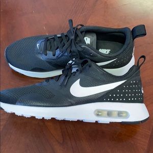 NWOTNike Air Tavas Women’s size 10